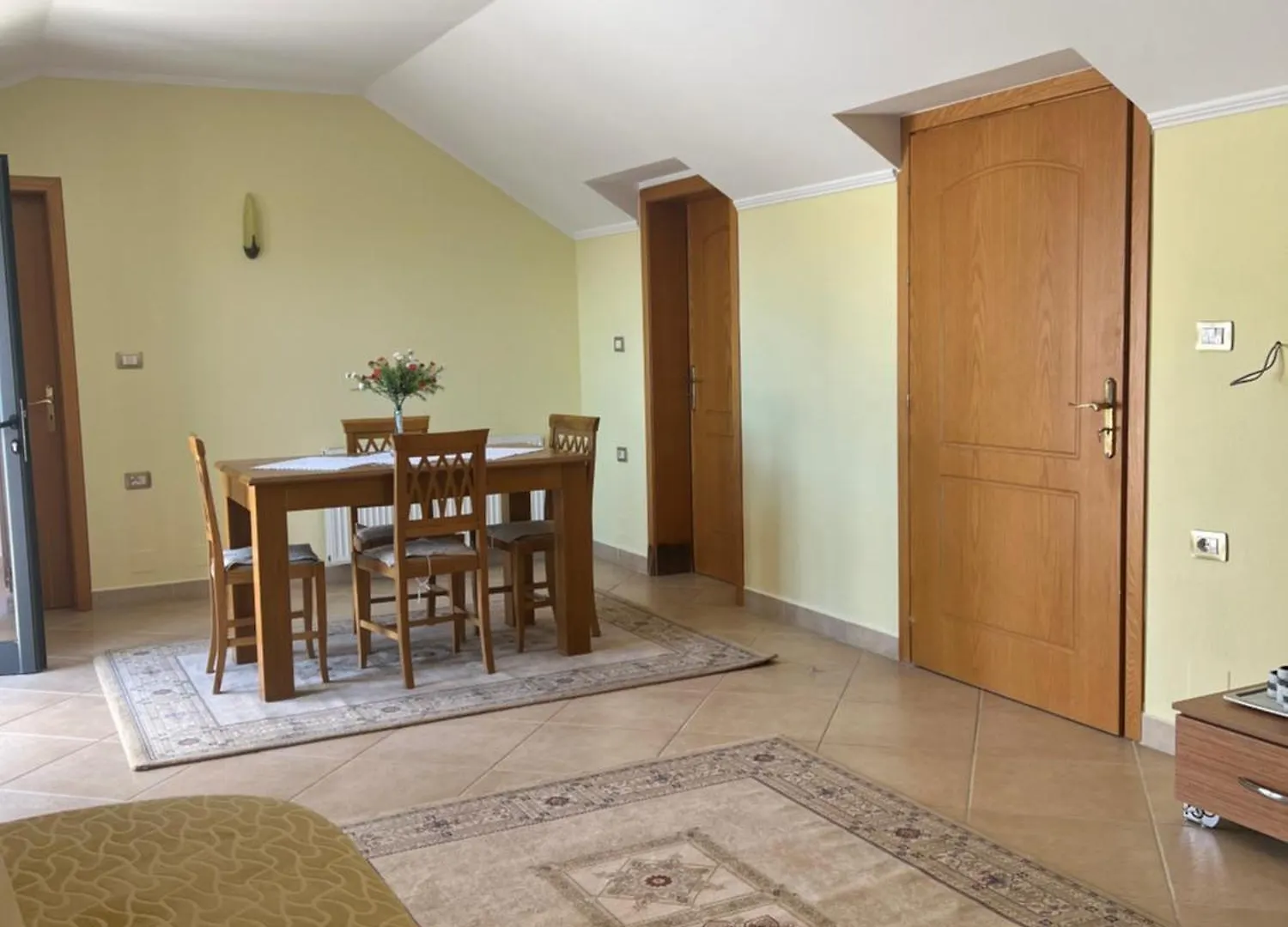 Flower Terrace Apartment Gjirokaster